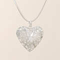 Collier argenté avec pendentif cœur ajouré – motif floral