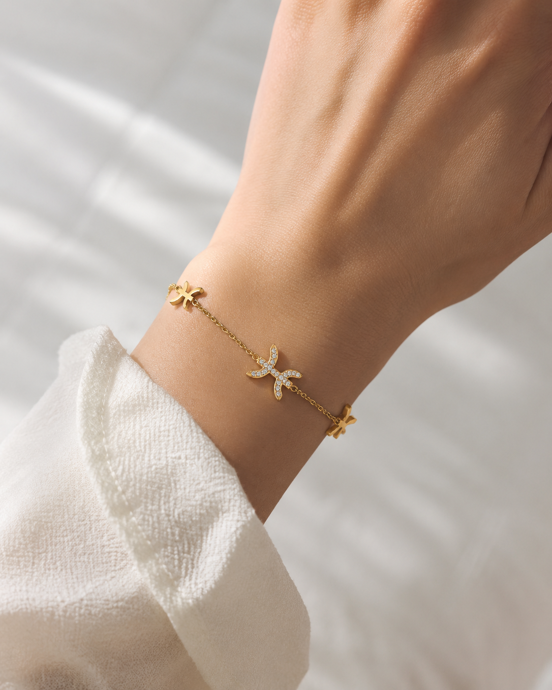 Bracelet fin doré motif berbère / amazigh avec strass