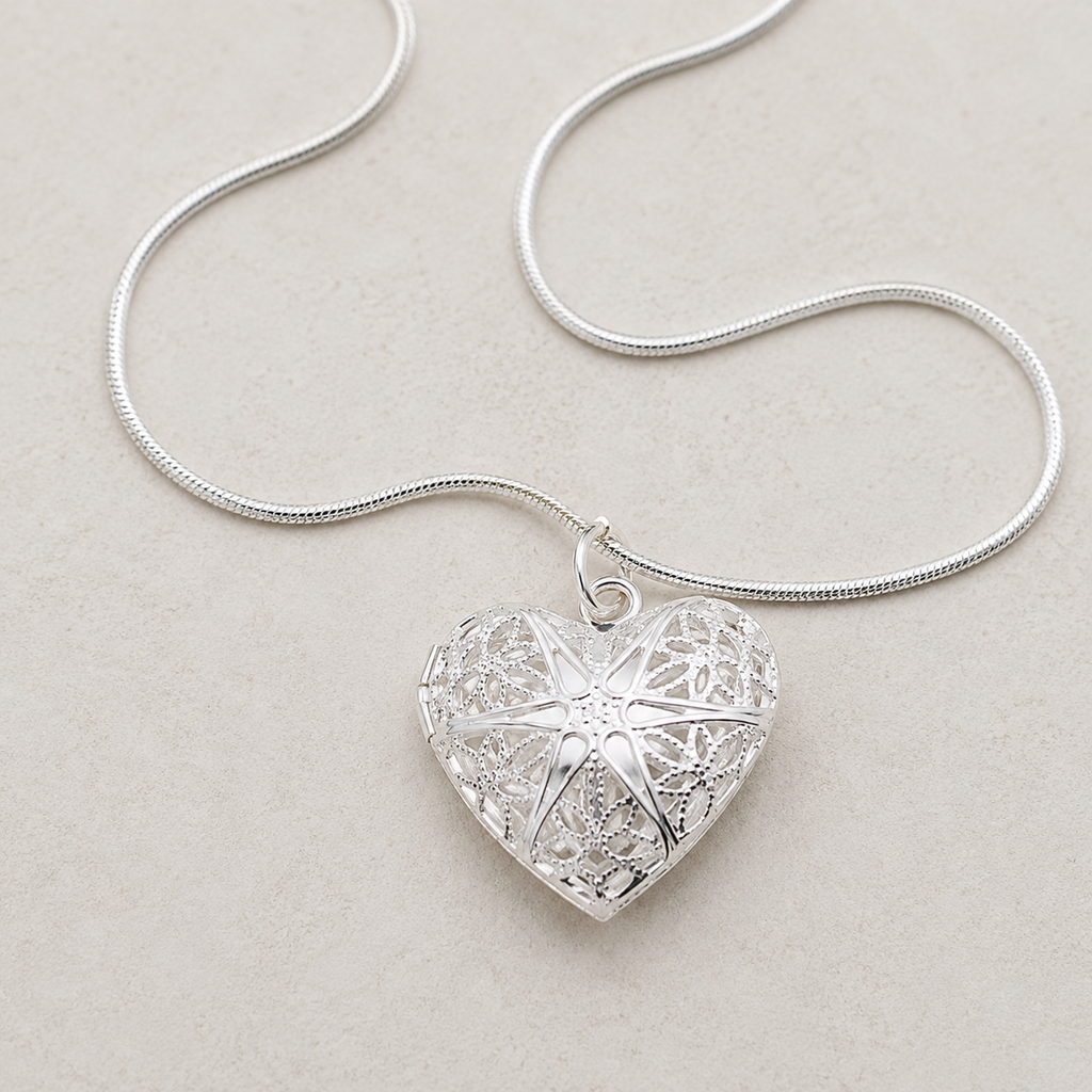 Collier argenté avec pendentif cœur ajouré – motif floral