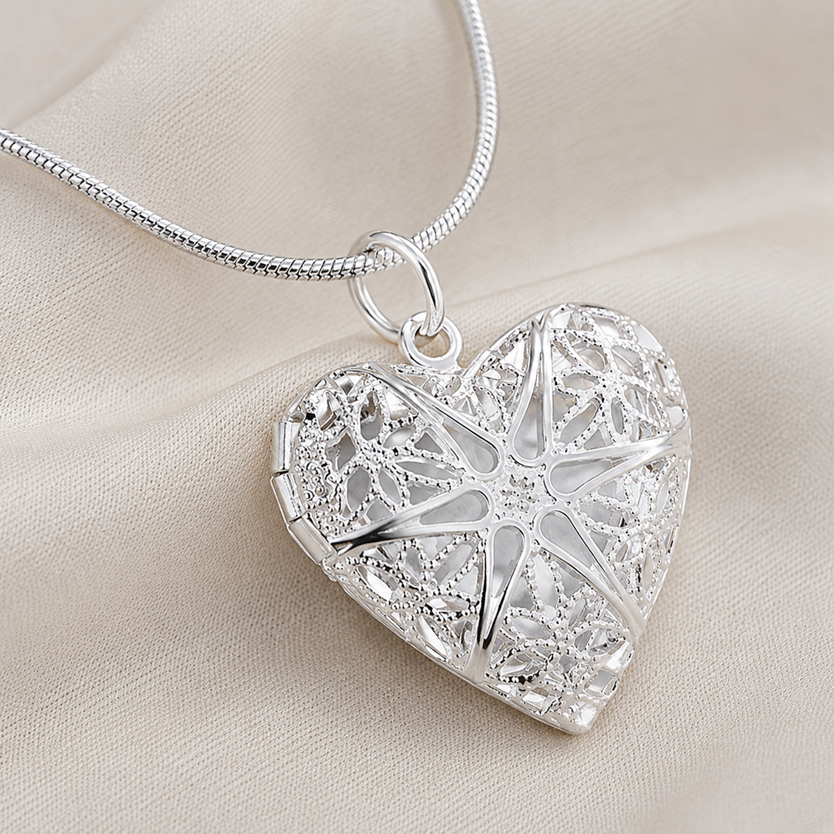 Collier argenté avec pendentif cœur ajouré – motif floral