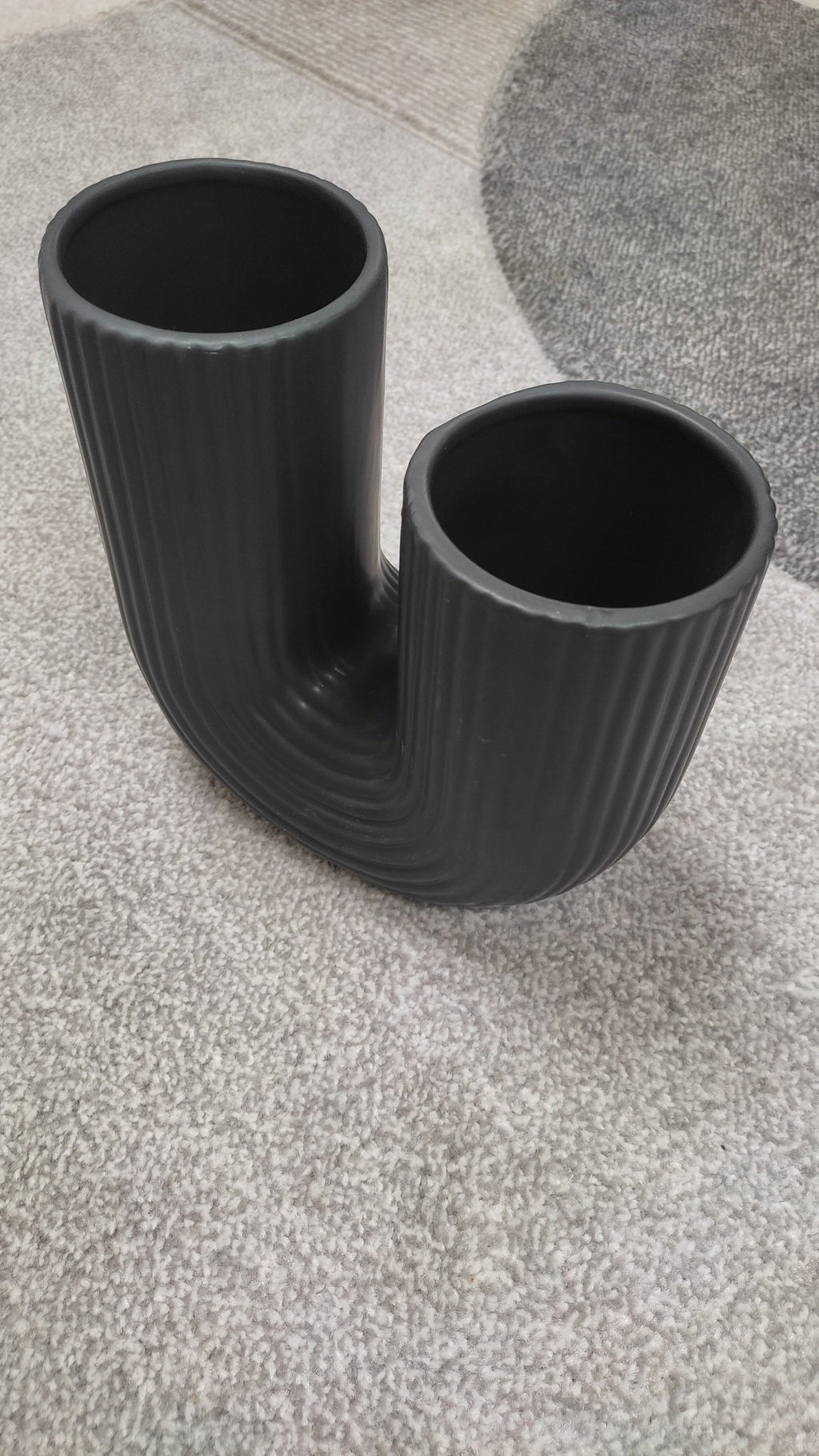 Vase en forme de U couleur noir - Ninja_Store