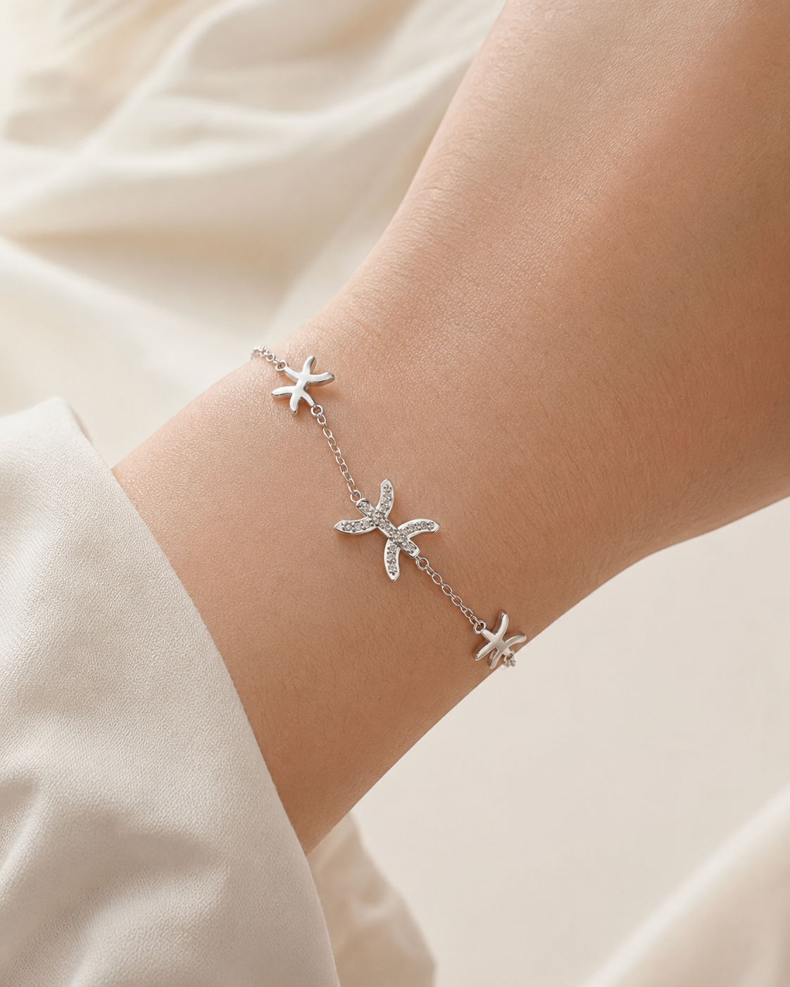 Bracelet fin argenté motif berbère / amazigh avec strass