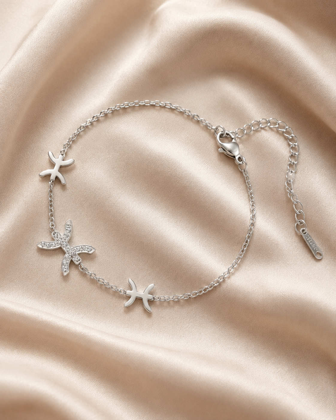 Bracelet fin argenté motif berbère / amazigh avec strass
